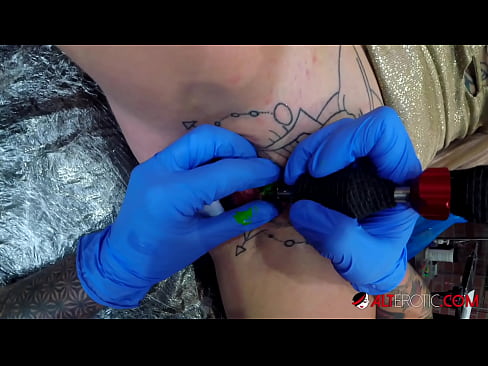 ❤️ Ekstrèmman tatoue hottie Sully Savage te fè yon tatoo sou klitoris li ☑ Pornografi Larisi nan nou ❌️